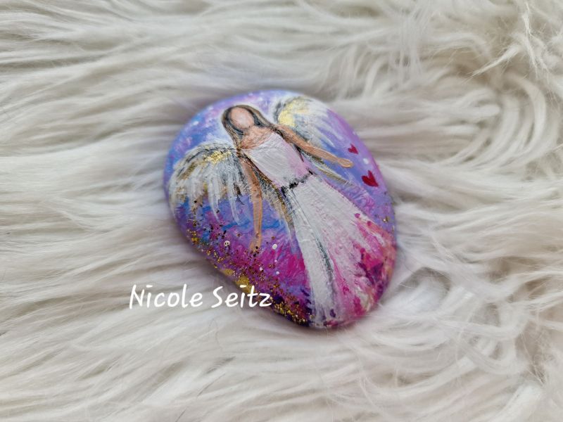 Engel auf Stein gemalt * 5,5 x 4,3 x 1,5 cm * Rosa-Lila-Pink * Herzchen